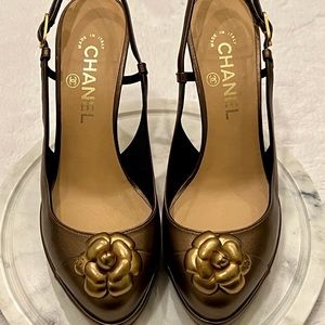 CHANEL Metallic Dark Gold Platform Slingback CC Logo Camelia Flower Pump - Video